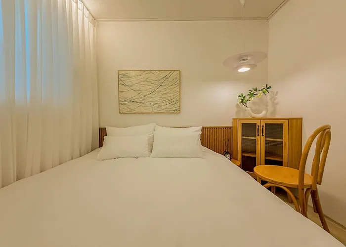 Itaewon, Haebangchon, 10 Mins From Jongno, Euljiro, For 4